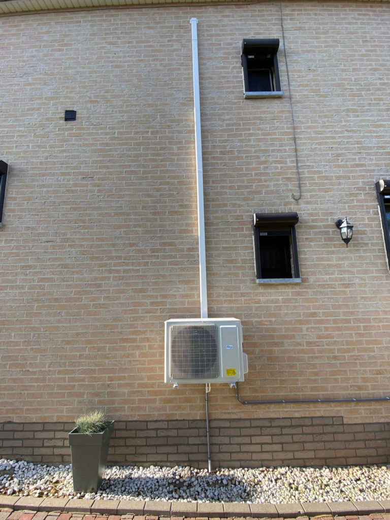 une clim sur façade de maison en Belgique