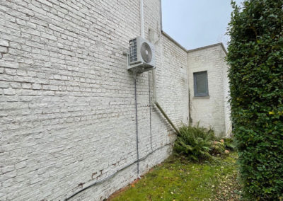 une clim poser à l'extérieur d'un bâtiment en Wallonie