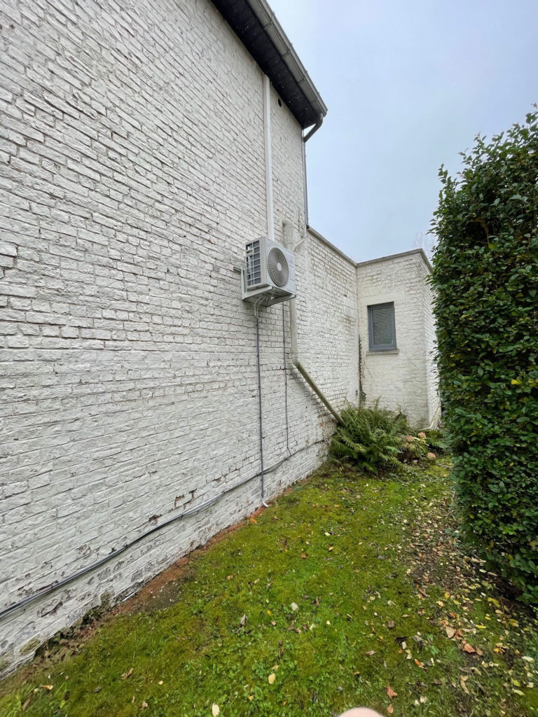 une clim poser à l'extérieur d'un bâtiment en Wallonie