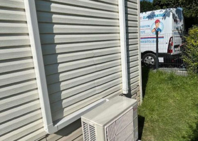 La pose d'une climatisation derrière un bungalow en wallonie