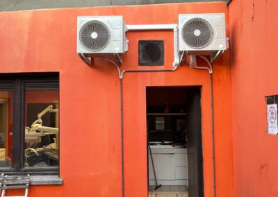 Plusieurs climatisations posé dans un jardin en wallonie