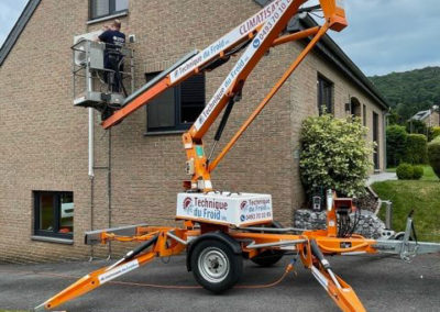 installation d'une clim a l'extérieur sur une façade de maison