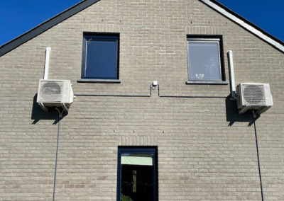 Plusieurs climatisation poser sur une façade de maison en Belgique