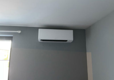 Une clim réversible posé dans une pièce de la maison en Belgique